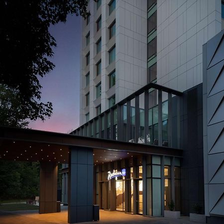 Radisson Blu Hotel, Cluj المظهر الخارجي الصورة Entrance to the hotel
