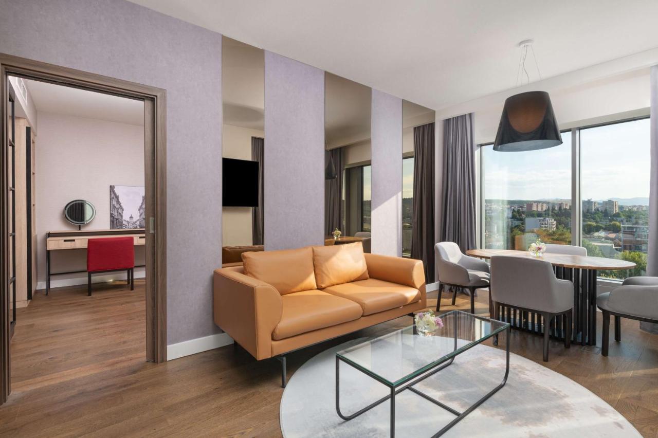 Radisson Blu Hotel, Cluj المظهر الخارجي الصورة A suite at the hotel