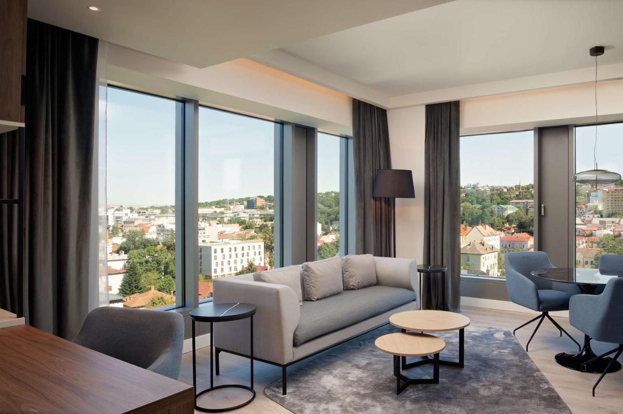 Radisson Blu Hotel, Cluj المظهر الخارجي الصورة The living room of a suite at the hotel