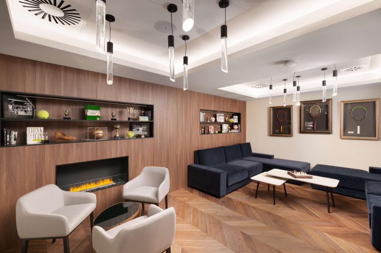 Radisson Blu Hotel, Cluj المظهر الخارجي الصورة The lounge at the airport