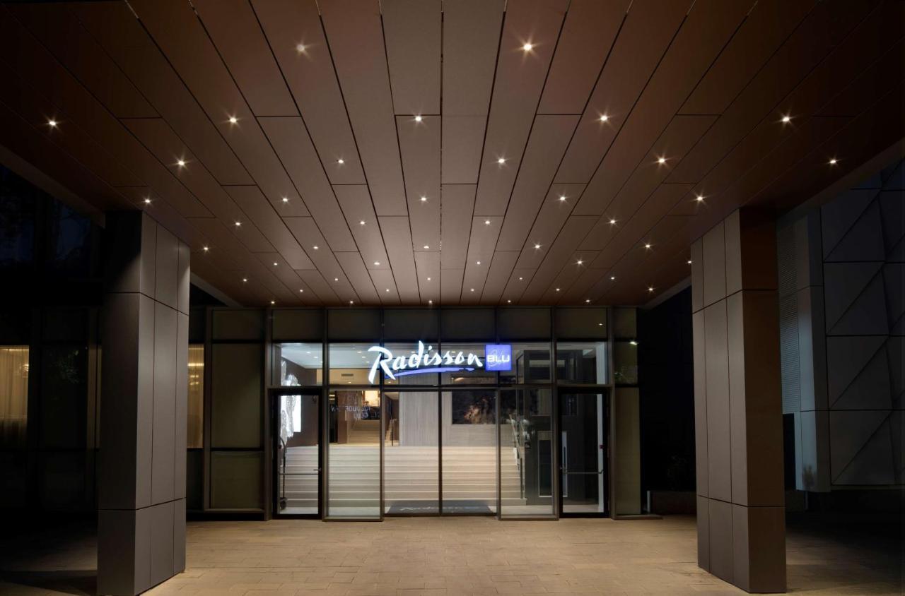 Radisson Blu Hotel, Cluj المظهر الخارجي الصورة Entrance to Radisson Blu Hotel, Brussels
