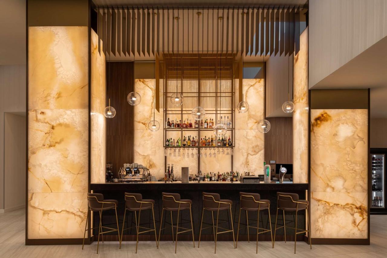 Radisson Blu Hotel, Cluj المظهر الخارجي الصورة The bar at the hotel