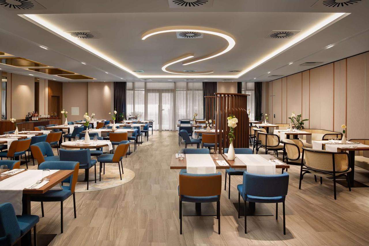 Radisson Blu Hotel, Cluj المظهر الخارجي الصورة The lounge at the airport