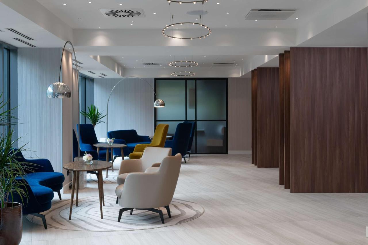 Radisson Blu Hotel, Cluj المظهر الخارجي الصورة The reception area at the London office