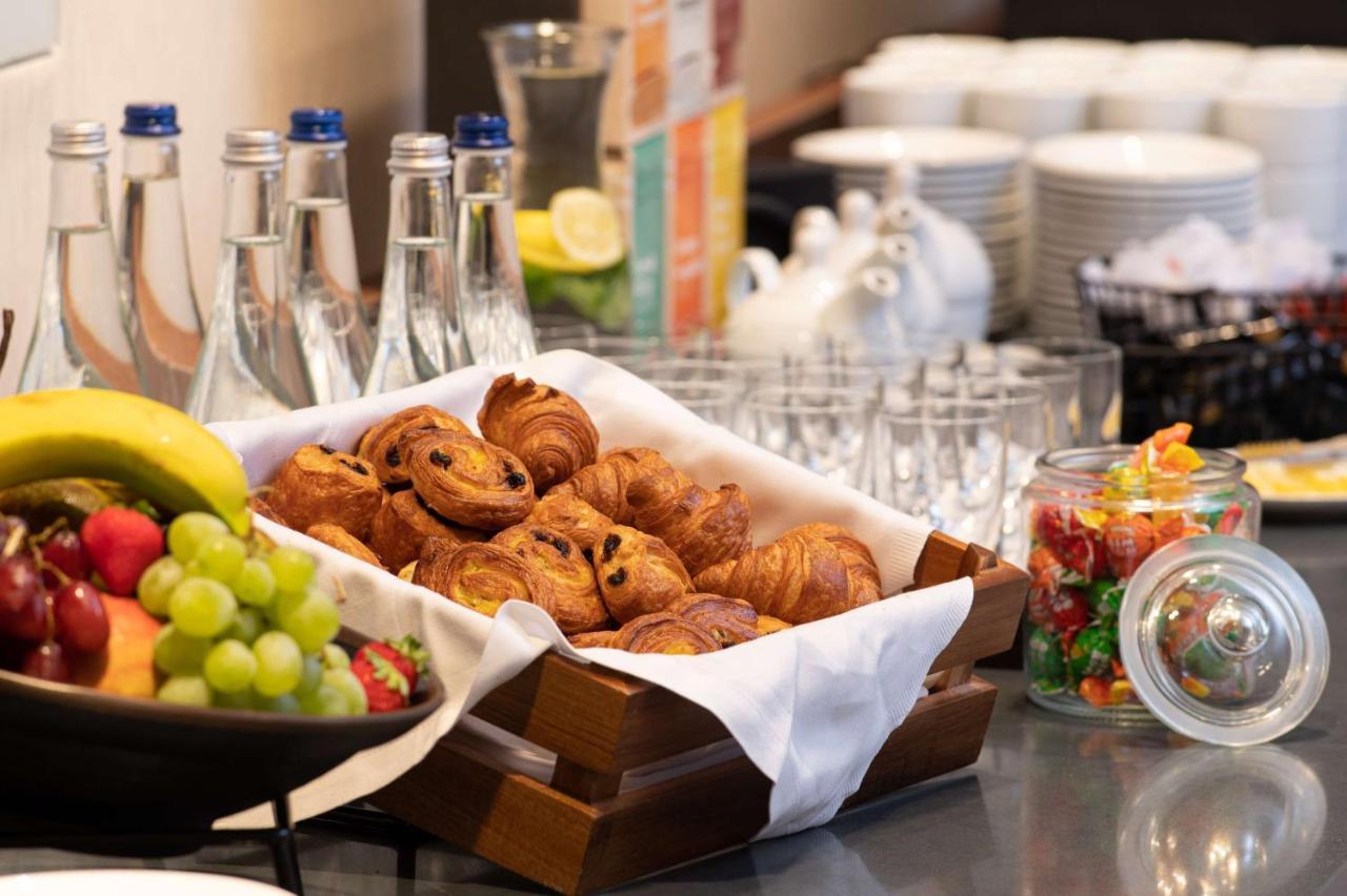 Radisson Blu Hotel, Cluj المظهر الخارجي الصورة A buffet at a hotel