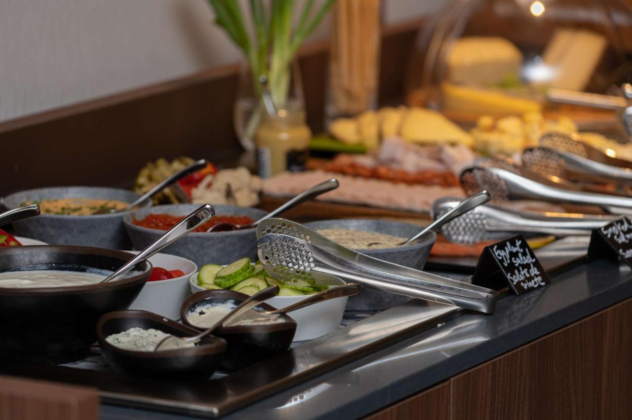 Radisson Blu Hotel, Cluj المظهر الخارجي الصورة A salad bar