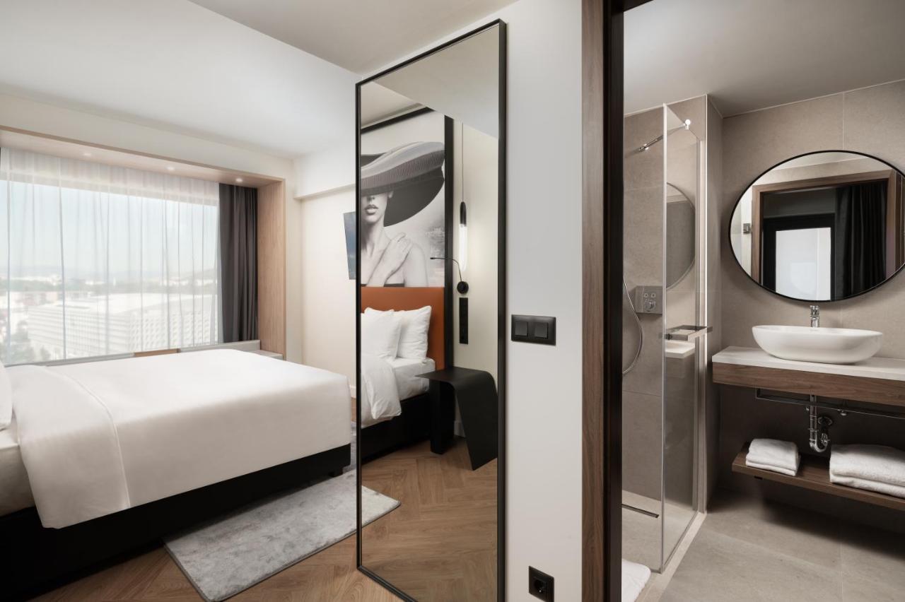 Radisson Blu Hotel, Cluj المظهر الخارجي الصورة A room at the hotel