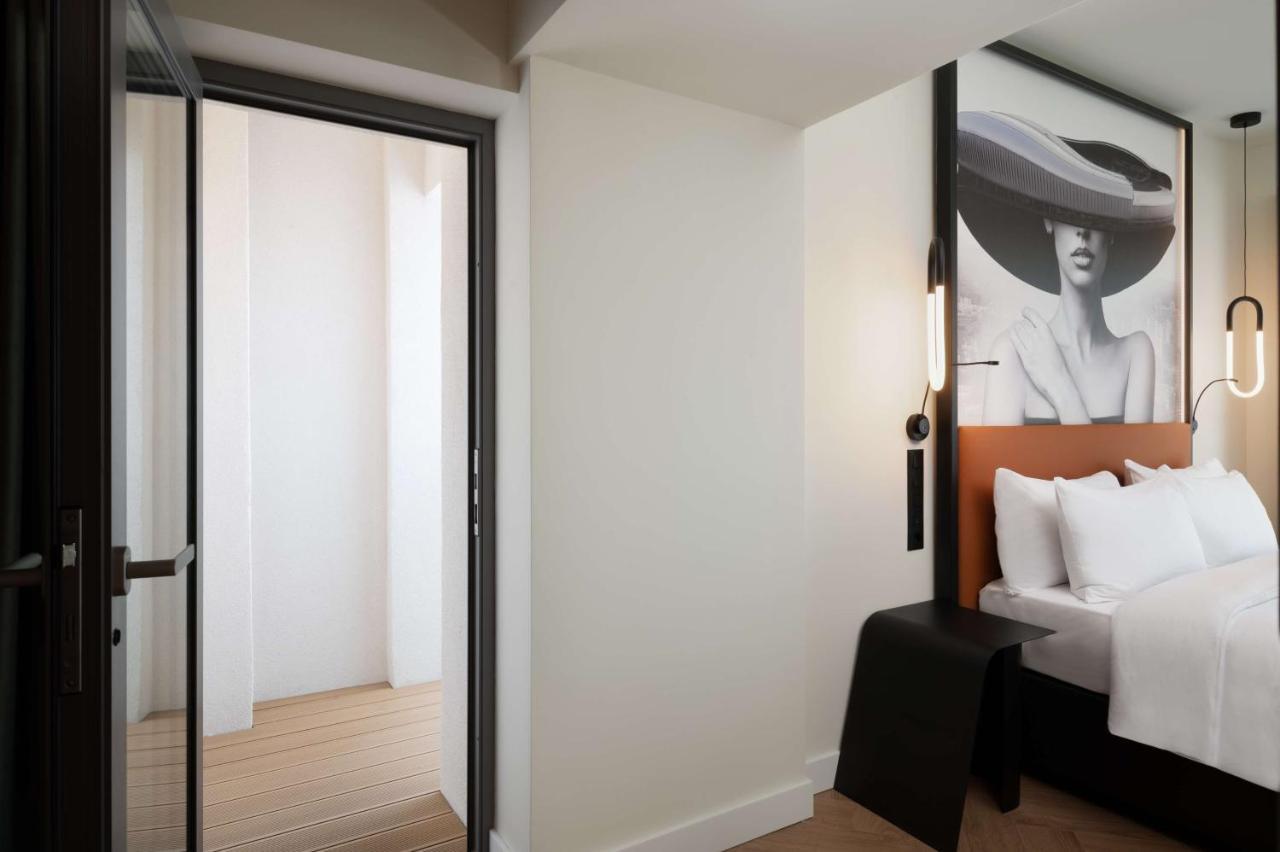 Radisson Blu Hotel, Cluj المظهر الخارجي الصورة A guest room at the hotel