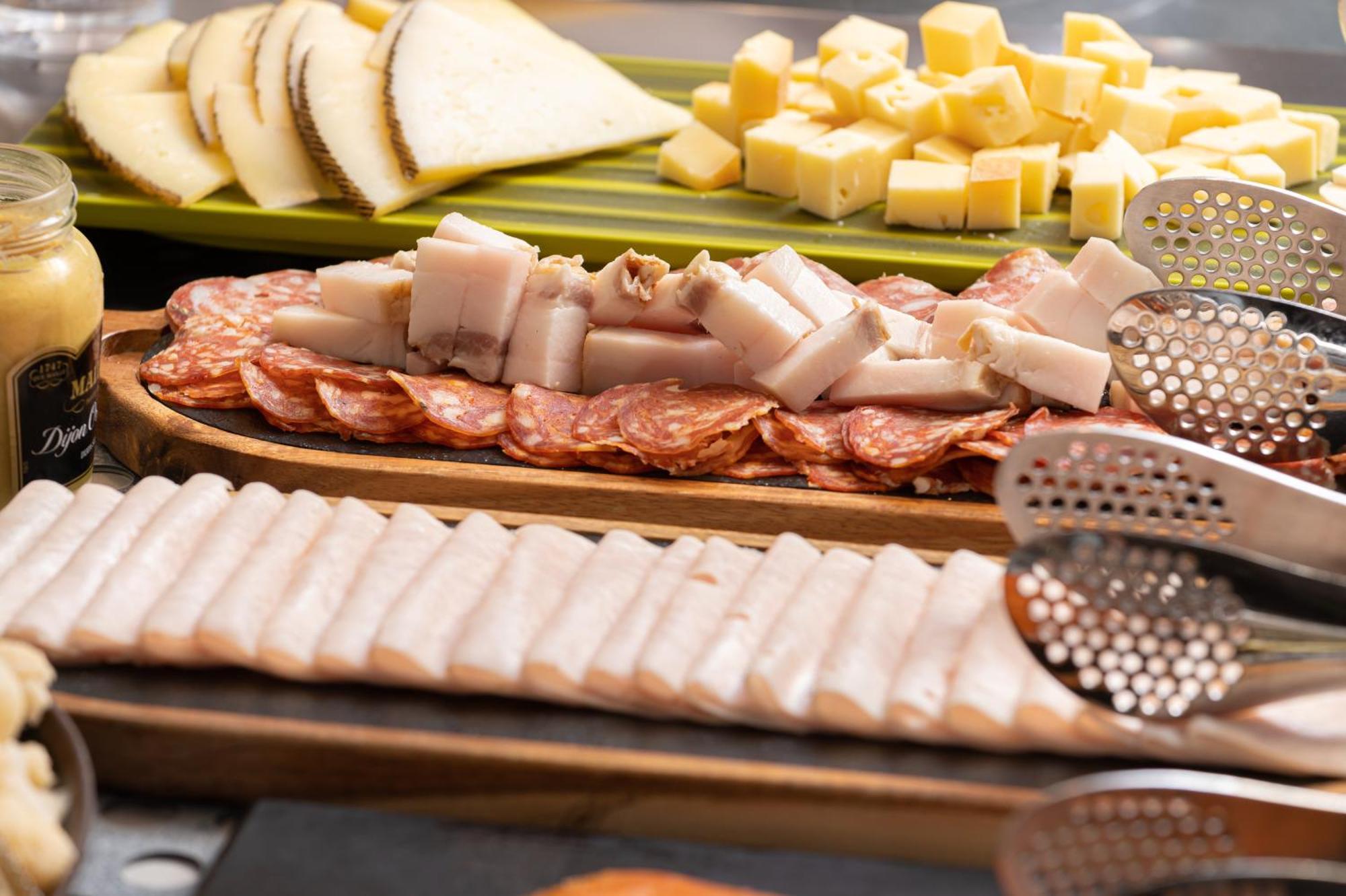 Radisson Blu Hotel, Cluj المظهر الخارجي الصورة Salami and cheese