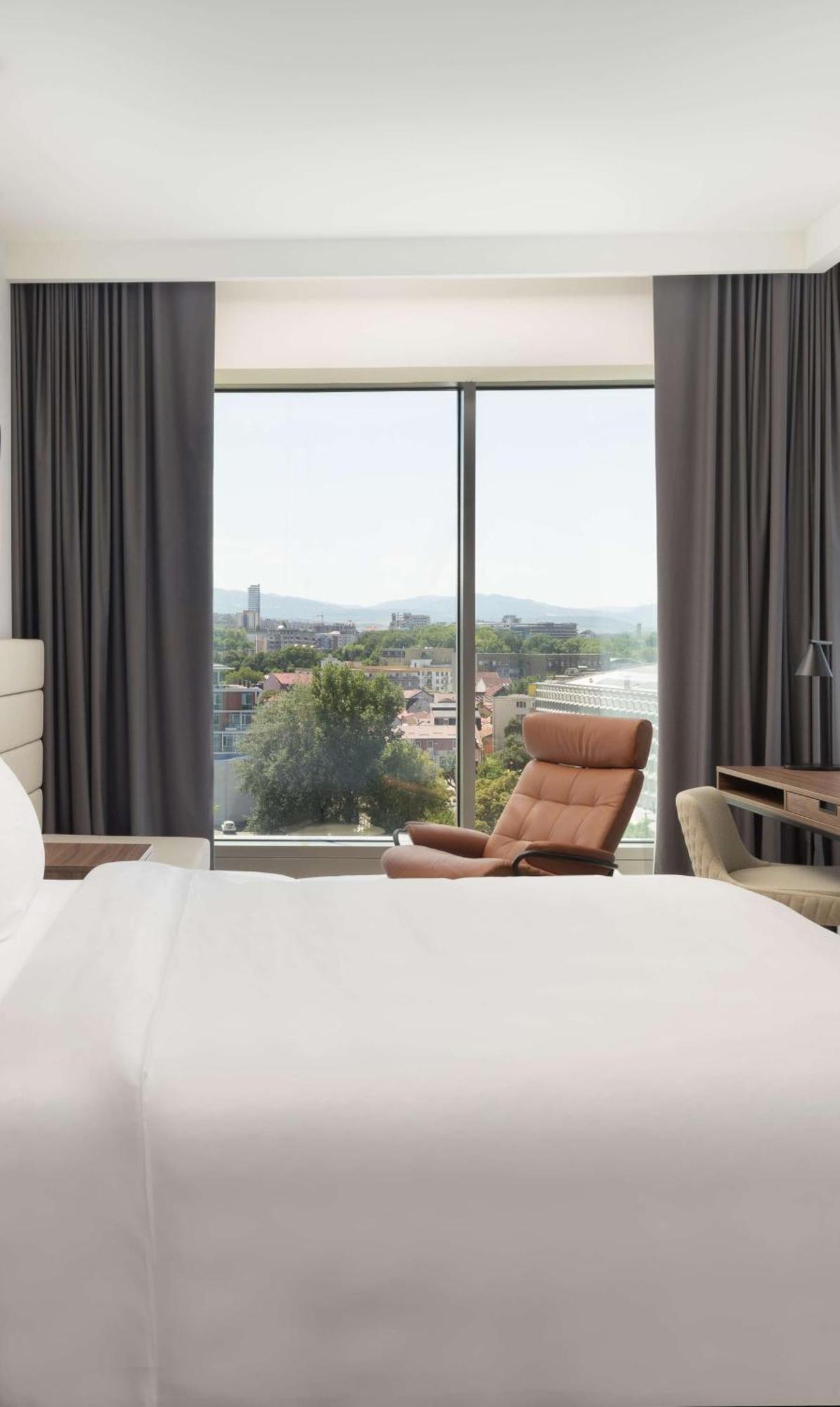 Radisson Blu Hotel, Cluj المظهر الخارجي الصورة A guest room at the hotel
