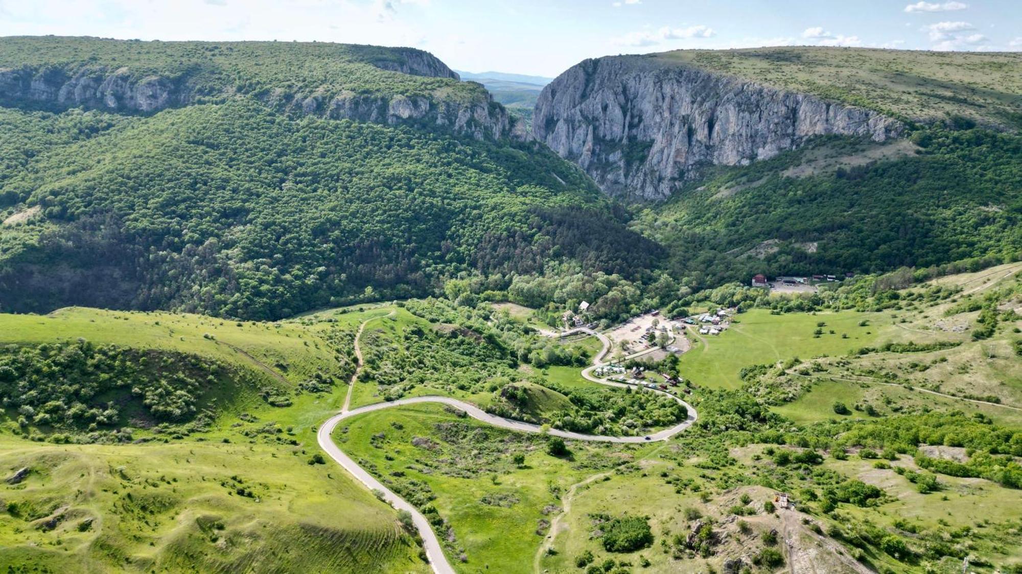 Radisson Blu Hotel, Cluj المظهر الخارجي الصورة The road through the gorge