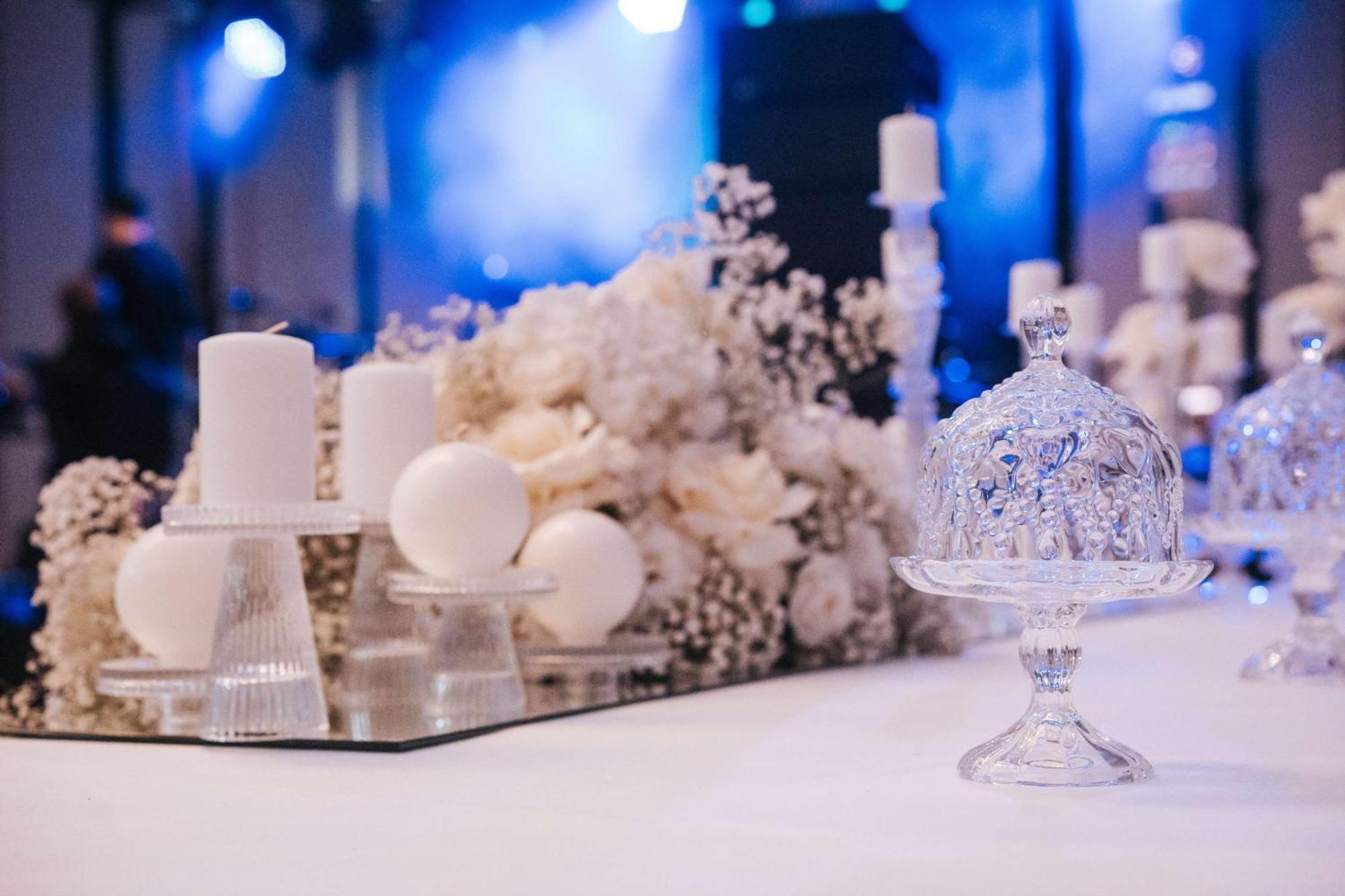 Radisson Blu Hotel, Cluj المظهر الخارجي الصورة A table decorated for a wedding