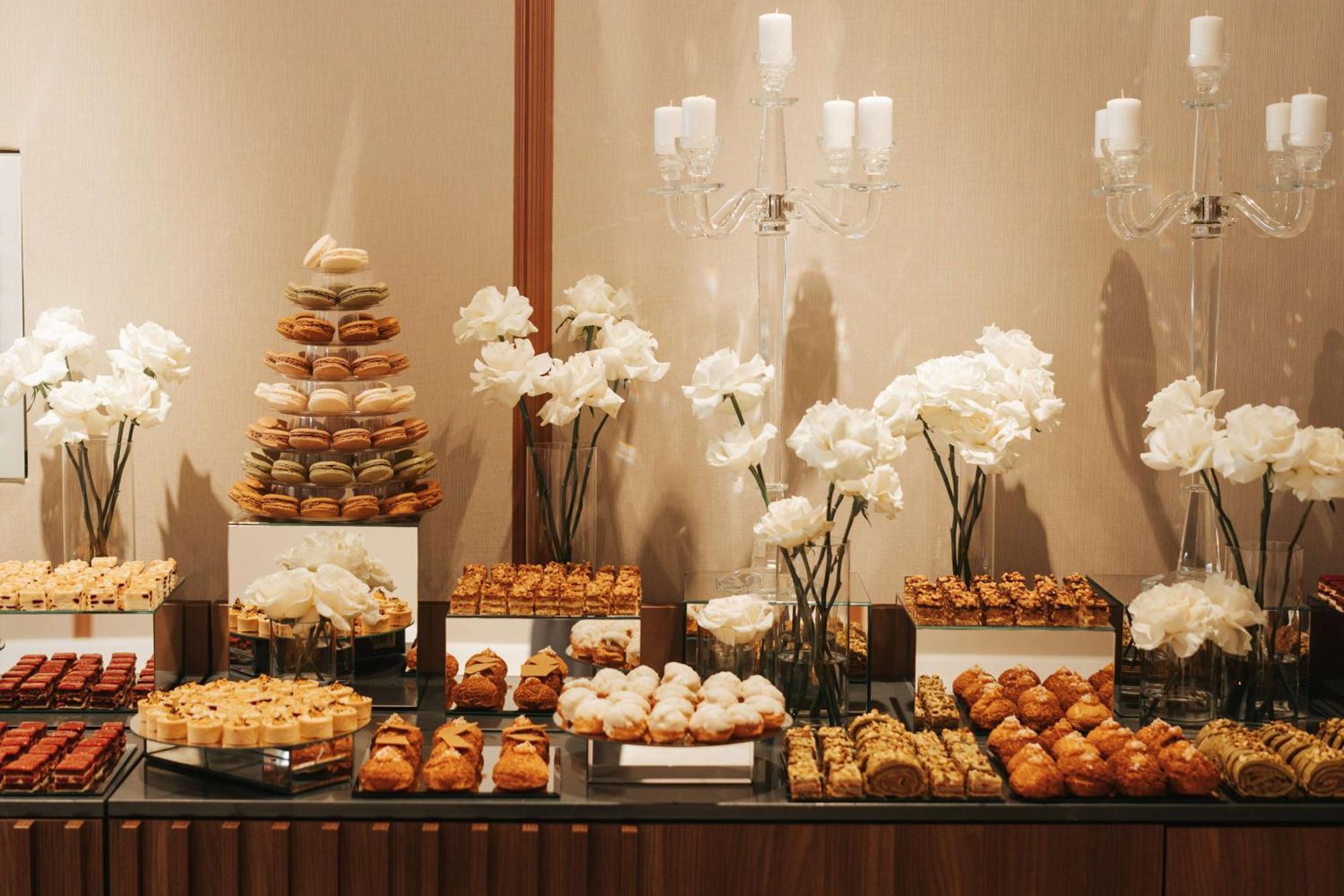 Radisson Blu Hotel, Cluj المظهر الخارجي الصورة A dessert table at a wedding