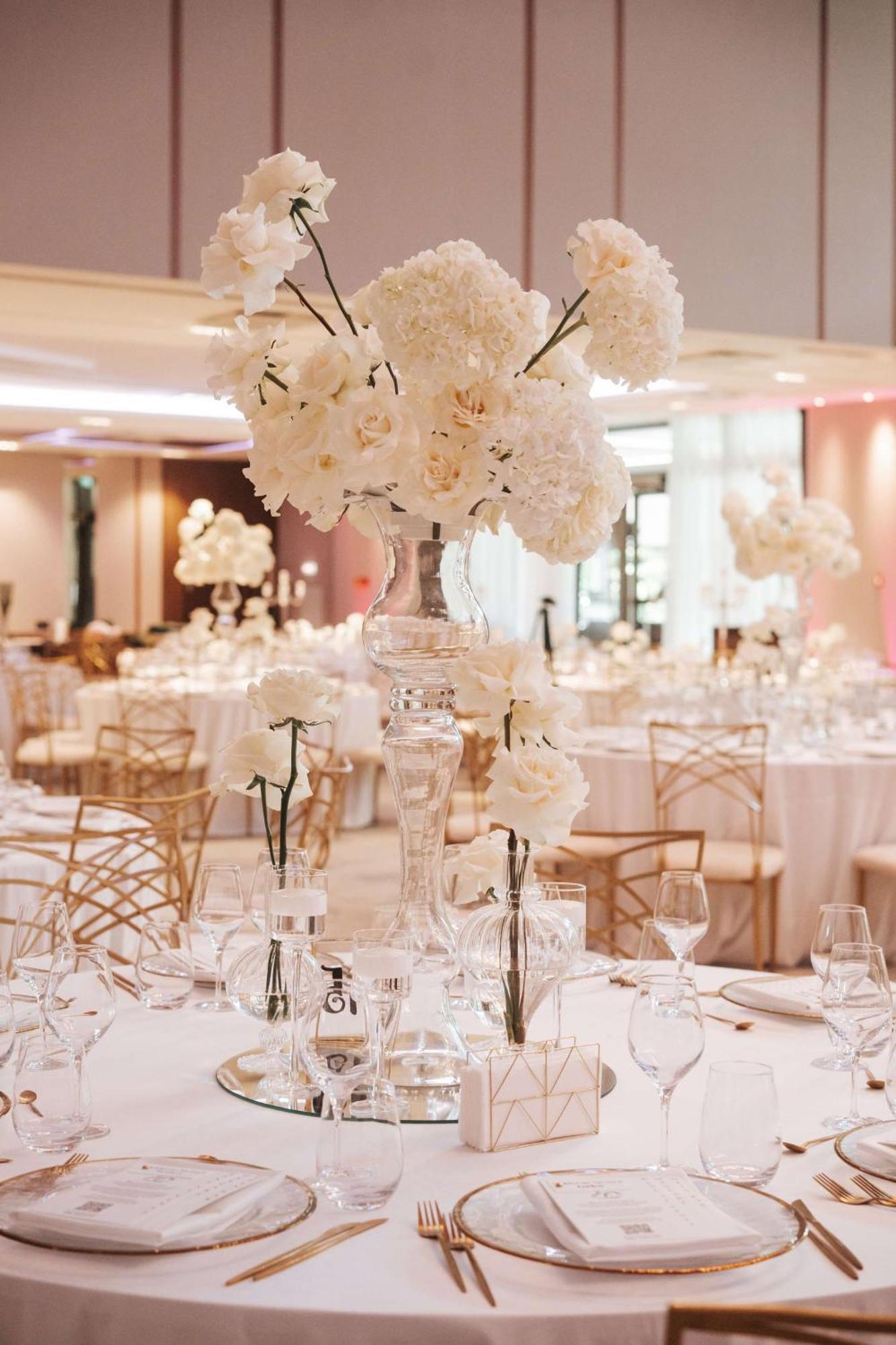 Radisson Blu Hotel, Cluj المظهر الخارجي الصورة The ballroom at The London West Hollywood