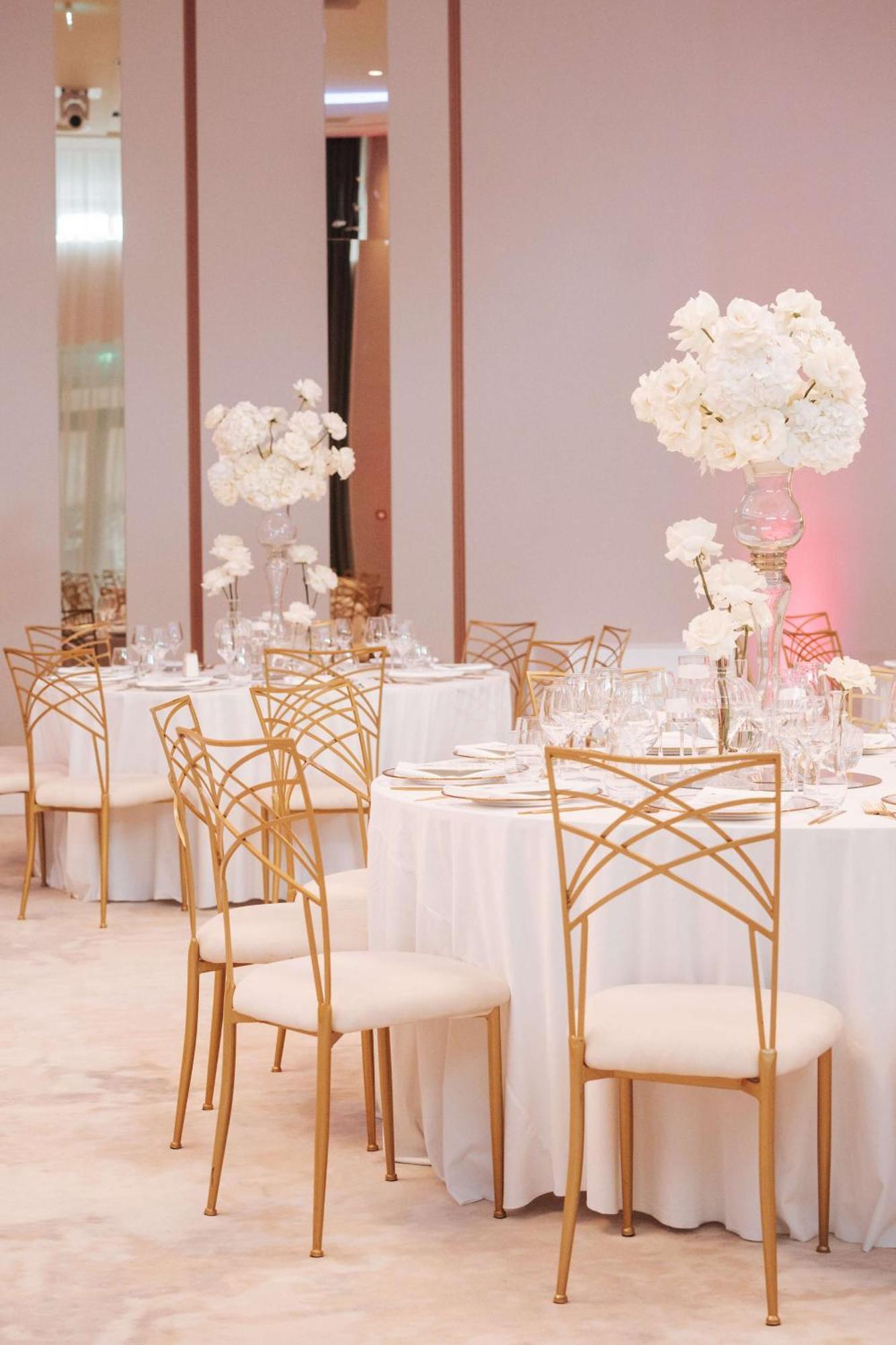 Radisson Blu Hotel, Cluj المظهر الخارجي الصورة The ballroom at the Four Seasons Hotel