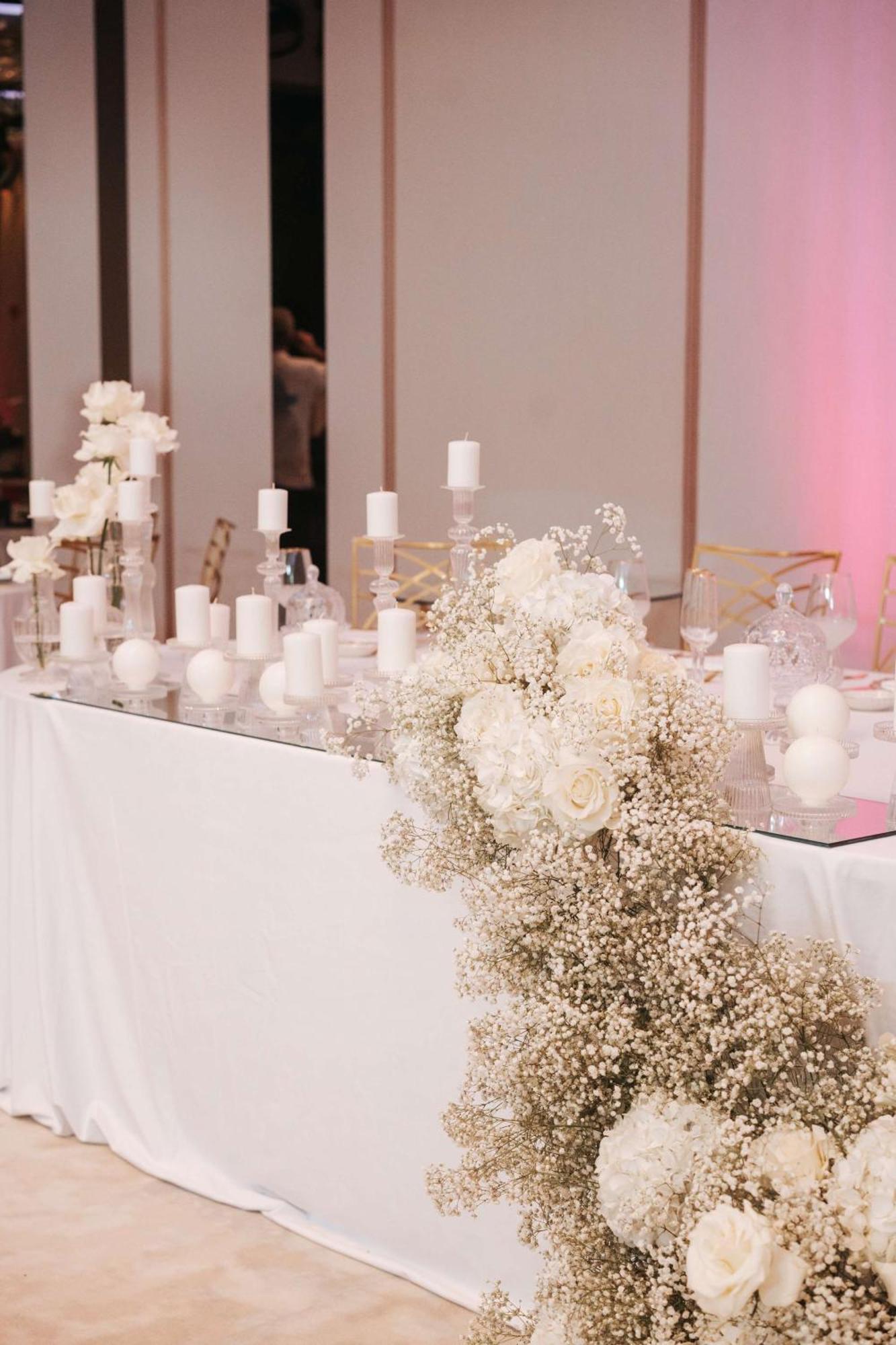 Radisson Blu Hotel, Cluj المظهر الخارجي الصورة A table decorated with white flowers and candles